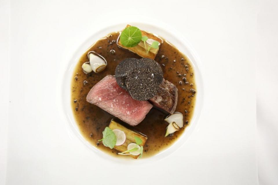 6-bife-de-novilho-irlandes-maturado-a-la-ficelle-molho-de-trufa