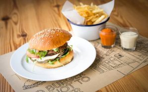 Hamburgueria To.B tem novidades de inverno no Chiado www.evasoes.pt/comer/ hamburgueres-e-outras-novidades-de-inverno-no-chiado A hamburgueria To.B, no Chiado, Lisboa, atualizou a carta para a temporada invernosa. Um hambúrguer novo, uma salada para vegetarianos e novas entradas.