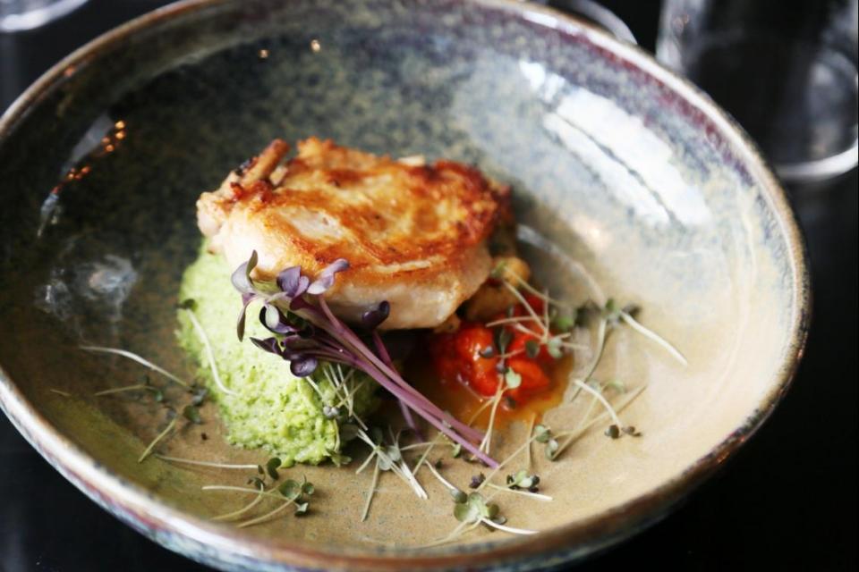 pestana-cr7-lisboa_peito-de-frango-recheado-com-alheira_paula-bollinger