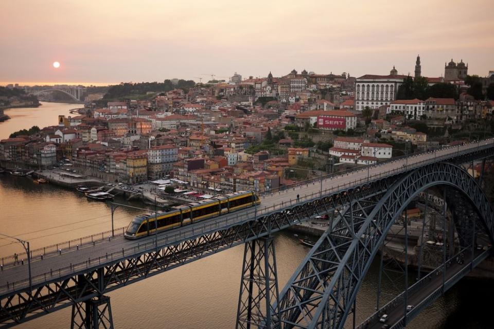 Porto zona da Ribeira e da Sé  vista de Gaia e da ponte D.Liz I