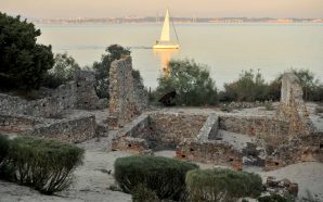 Ruínas romanas de Troia arraial de verão