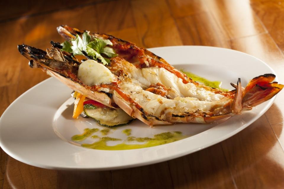 Camar++¦o tigre grelhado com legumes da +-«poca e manteiga de alho e citrinos