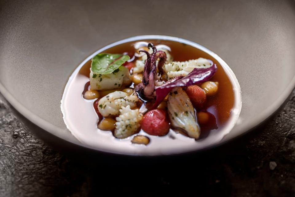 Lula, gr+ó-åÔÇáo, tomate confit, acelgas e caldo de lula 2