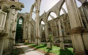 ar livre cinema nas ruínas Convento do Carmo Lisboa