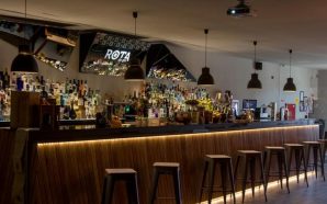 Porto: Bar junto ao Douro tem mais de 250 gins