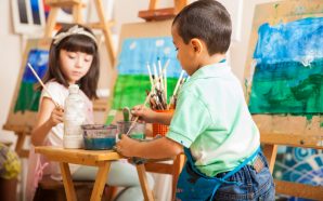 Um ateliê de pintura, um espetáculo de teatro com luz negra ou recriações históricas. Estas são algumas das atividades que pode fazer com os mais pequenos nos próximos dias.