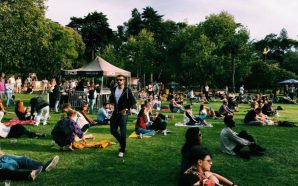 Vem aí um festival de música cheio de flamingos insufláveis