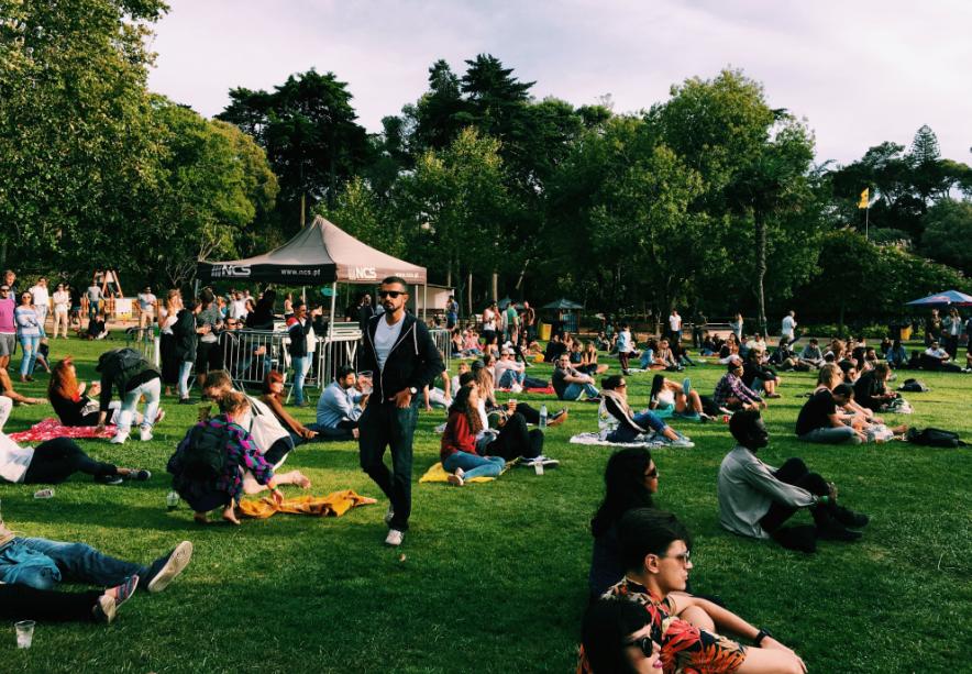 Vem aí um festival de música cheio de flamingos insufláveis