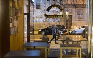 Cervejaria do Carmo com vista para azulejos azuis e brancos