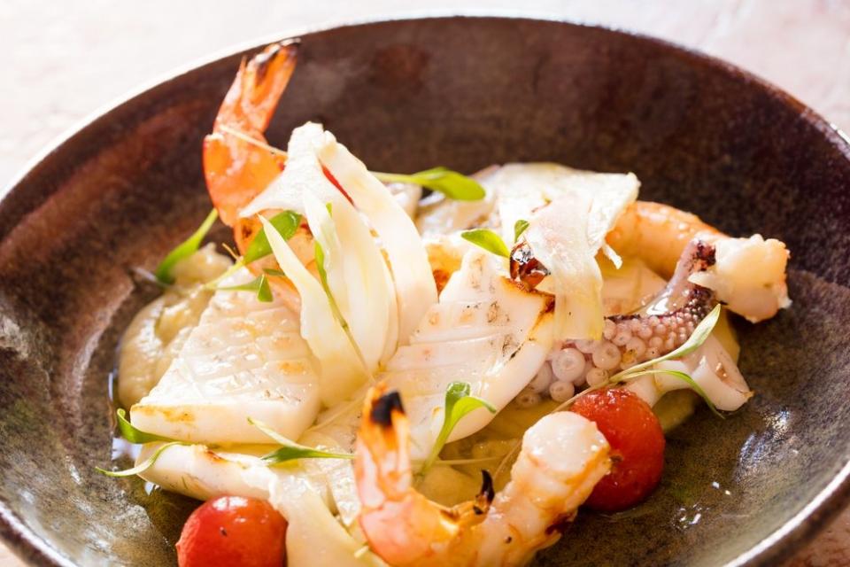 Lulas grelhadas com camarão e funcho