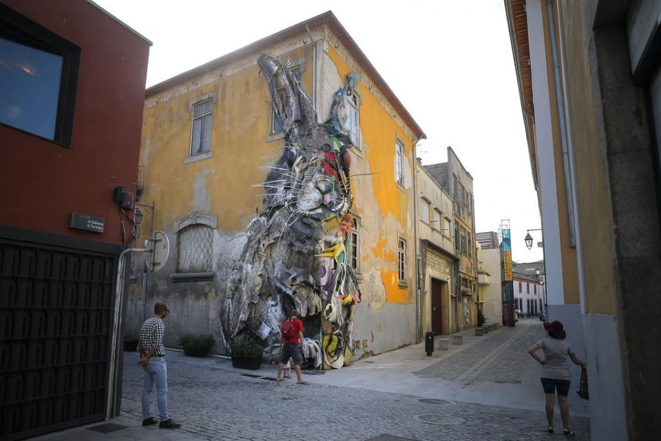 Escultura de coelho de Bordalo II em Gaia
