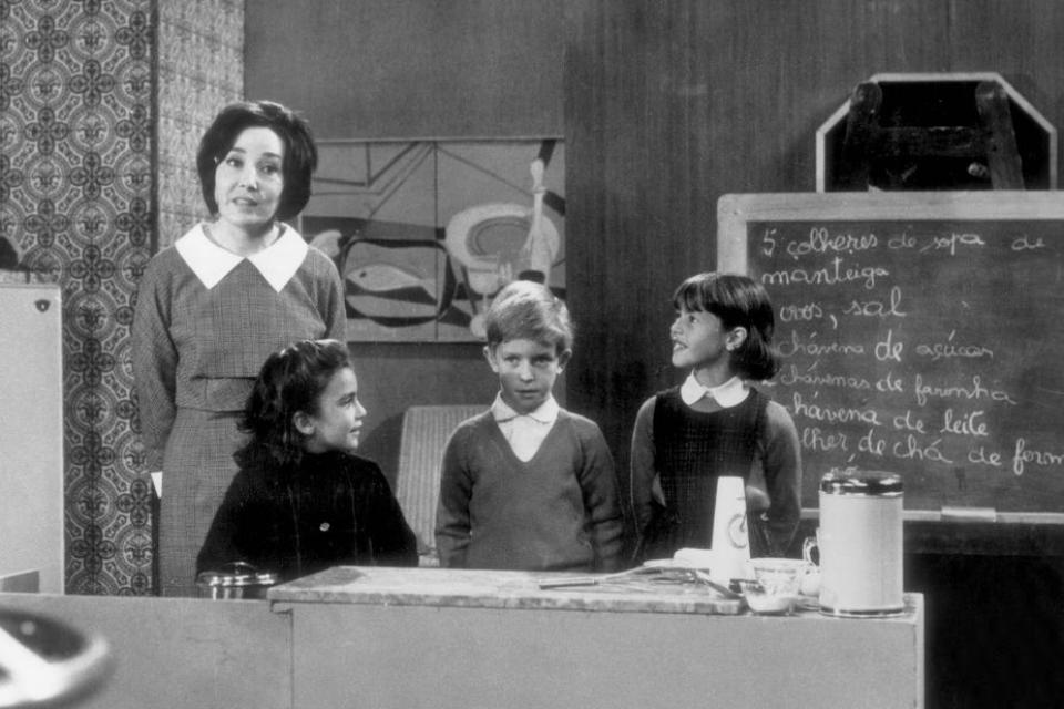 Maria de Lurdes Modesto no programa de culinária da RTP em meados dos anos 60_resultado