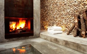 Areias do Seixo Charm Hotel & Residences Um quarto aconchegante com o calor da lareira