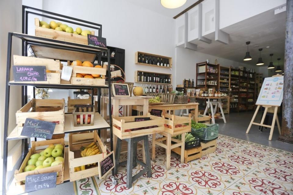 Lojas e comércio na Rua de São Bento em Lisboa