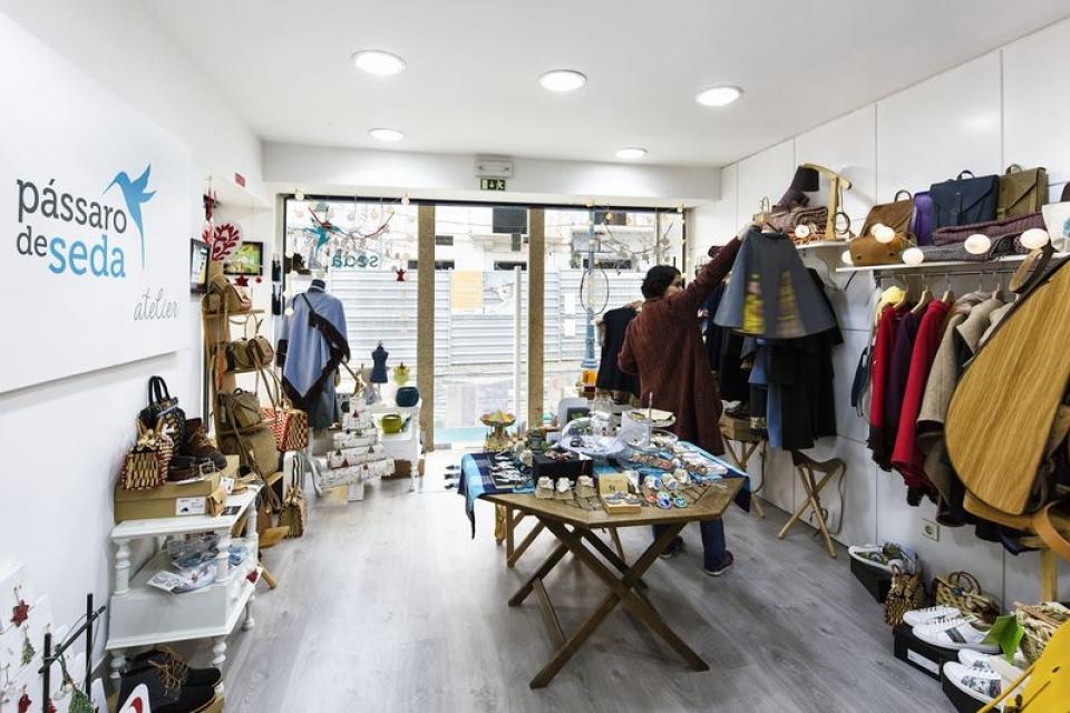 Pássaro de Seda é uma marca artesanal de cerâmica (bijutaria e decoração)