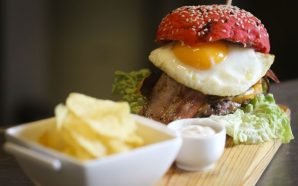 Aqui Na Praça Hambúrgueres e saladas para comer numa praça de Lisboa