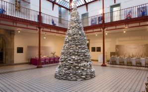 Segunda maior árvore de Natal de porcelana do mundo está no Porto