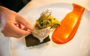 e cozinhe gentilmente, de modo a não deixar passar demasiado, sinta húmidos, retire do lume e envolva com a batata palha.