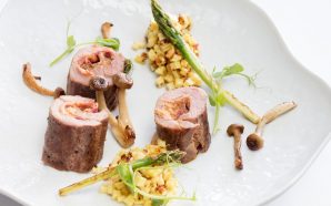 Aprenda a fazer estes lombinhos de porco preto recheados