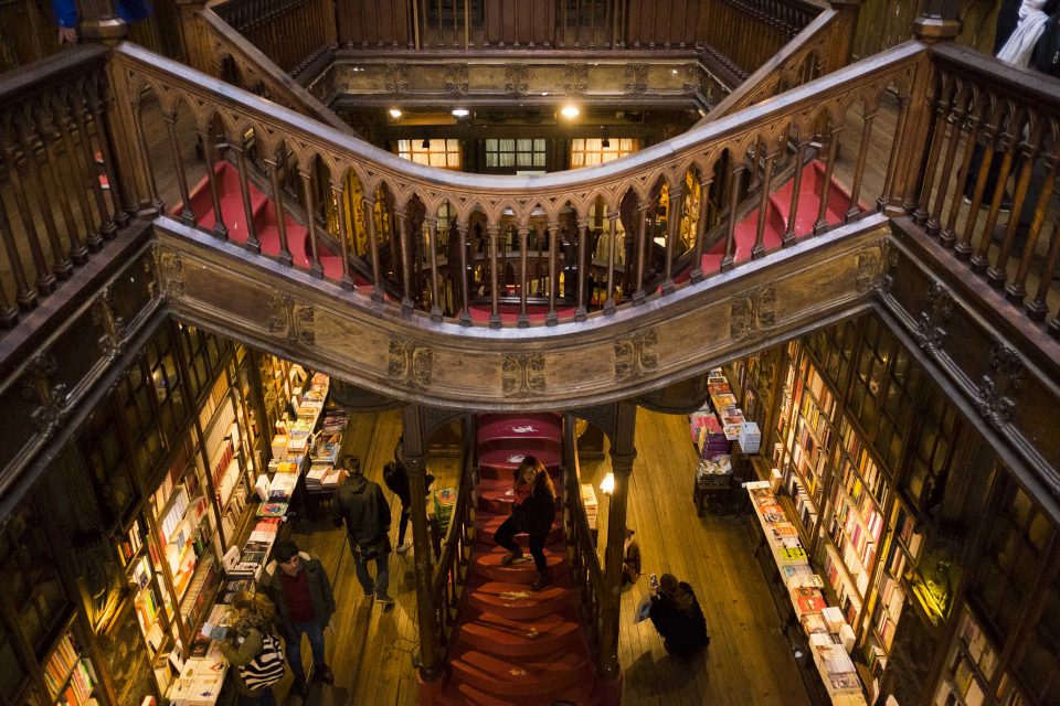 Livraria Lello lança concurso de contos e dá prémios de mil euros aos vencedores