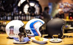 No Emblemático & Original bebe-se cerveja em cima de uma harley. Oliveira de Azeméis