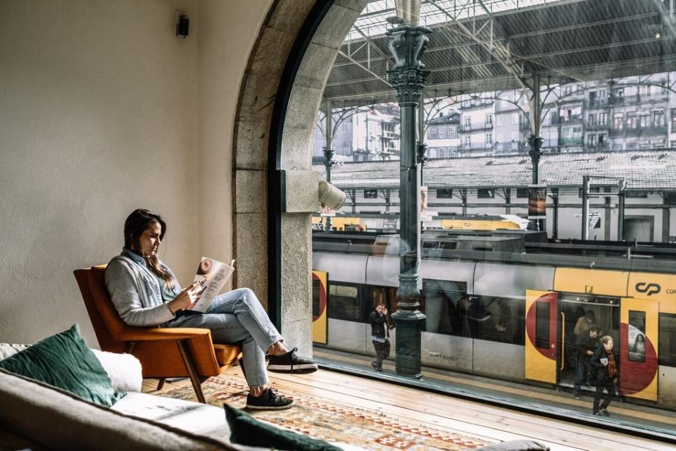 The Passenger Hostel situa-se dentro da estação de São Bento, no Porto.