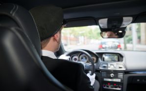 Neste jantar romântico há um motorista que o vai buscar a casa