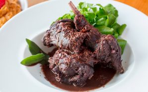 Receita: lebre estufada em vinho tinto e chocolate