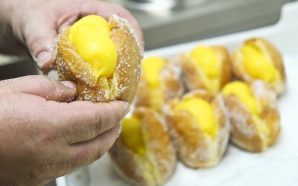 Berlineta oferece bolas de Berlim aos profissionais de saúde que estão a trabalhar