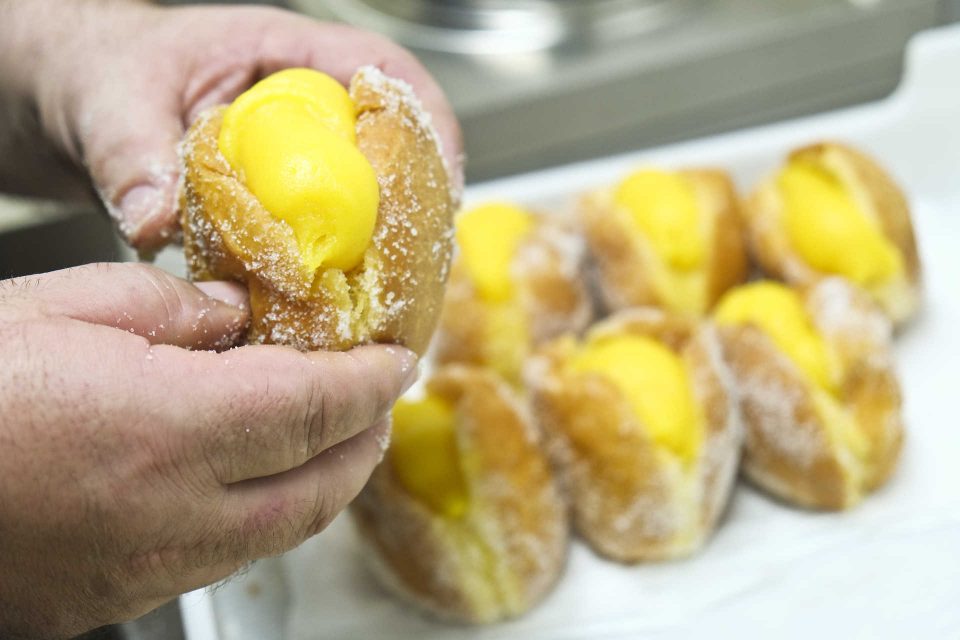 Berlineta oferece bolas de Berlim aos profissionais de saúde que estão a trabalhar