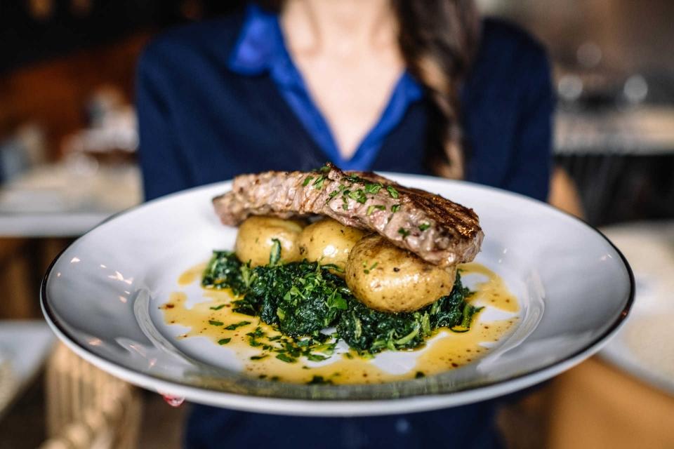 Restaurante Carlos Alberto, na Praça Carlos Alberto, no Porto.