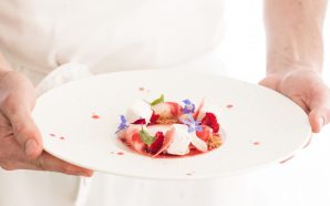 Este jantar de S. Valentim tem rosas e diamantes à sobremesa