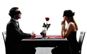 Aqui janta-se vendado, sem saber o que se vai comer