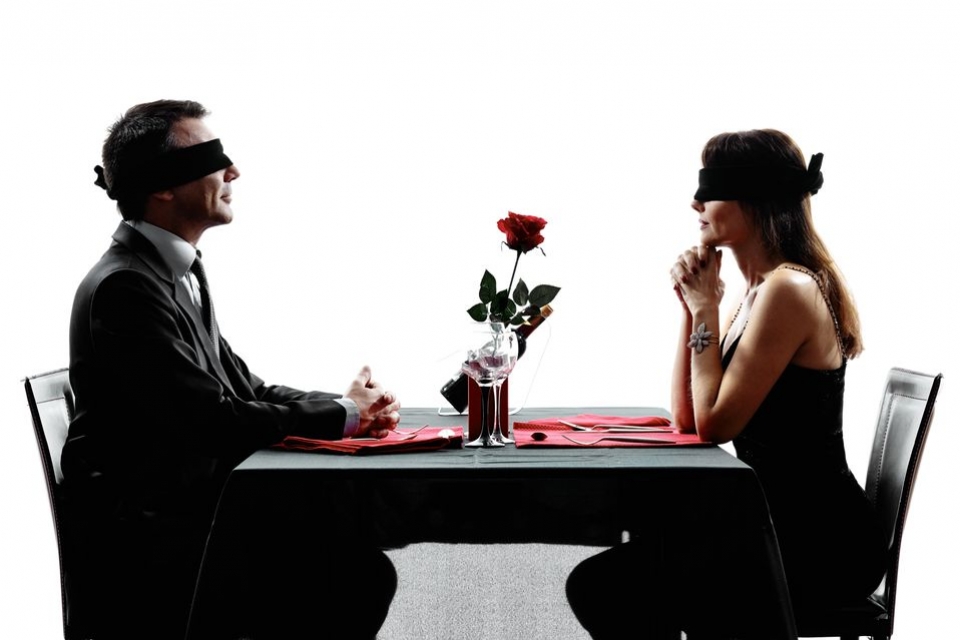 Aqui janta-se vendado, sem saber o que se vai comer