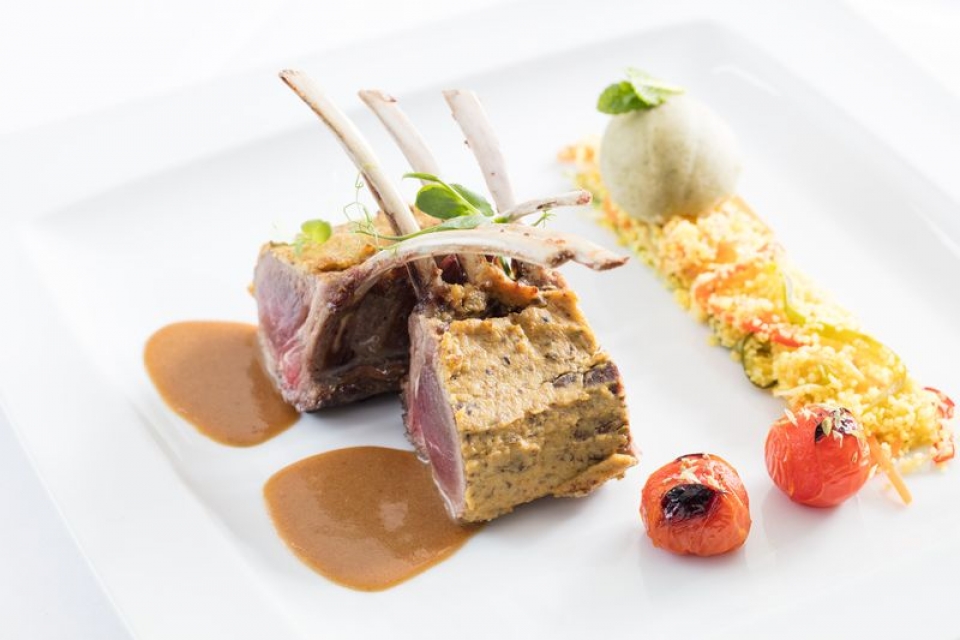 Carré de Borrego com cuscus de legumes e gelado de hortelâ.