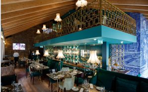 Mezanino:: O novo pub de Guimarães onde a comida é para comer à mão