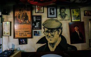 Neste bar de Ponte de Lima há posters de Zeca Afonso e Zé Pedro