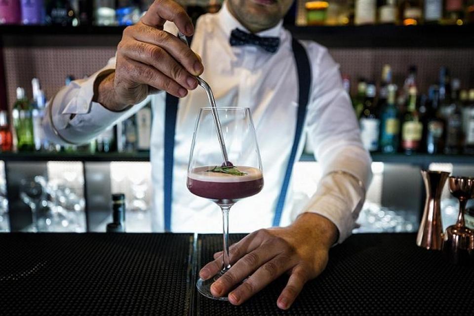 Tema de capa sobre bartenders: reportagem com Helder Rodrigues, bartender na Tasca de Santana.