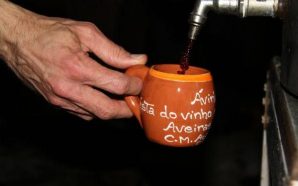 Nesta festa pode beber o vinho que quiser gratuitamente