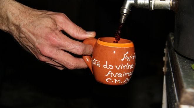 Nesta festa pode beber o vinho que quiser gratuitamente