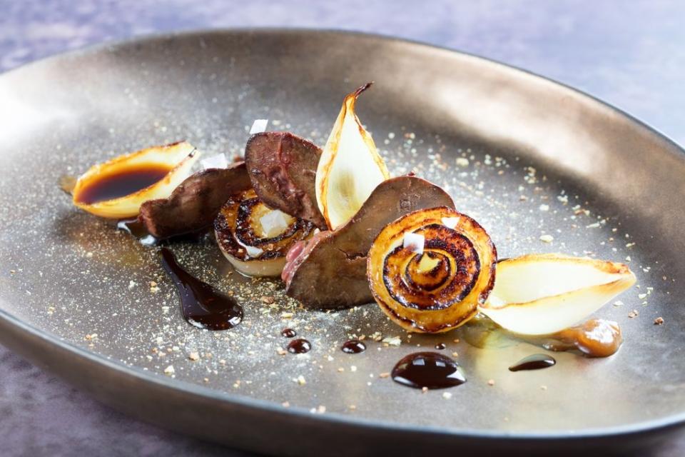 Figados de galo e cebola em três texturas