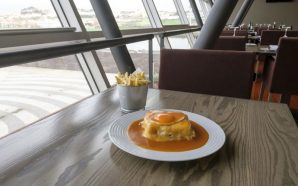 Aqui comem-se francesinhas com vista para o rio Ave