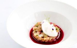 A receita de tártaro de espadarte rosa e beterraba