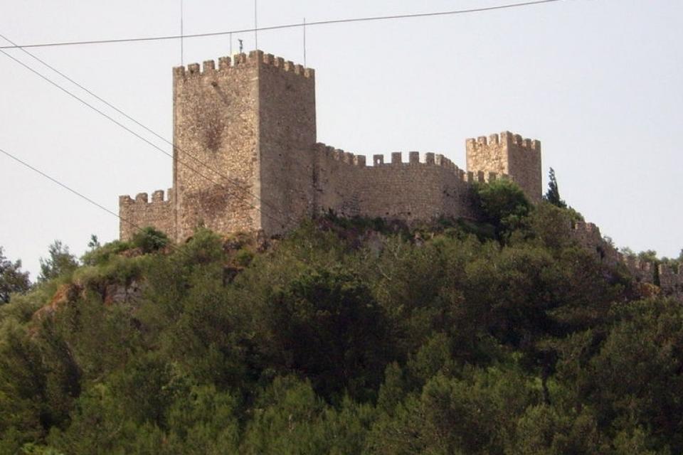800px-Castelo_de_Sesimbra_-_vista_exterior