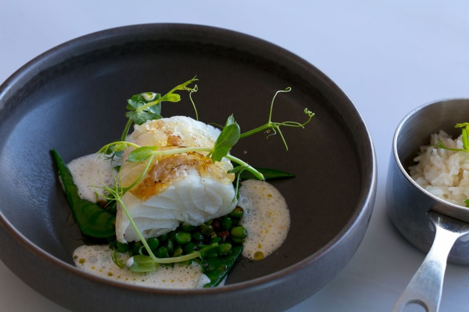 Pescada com ervilhas