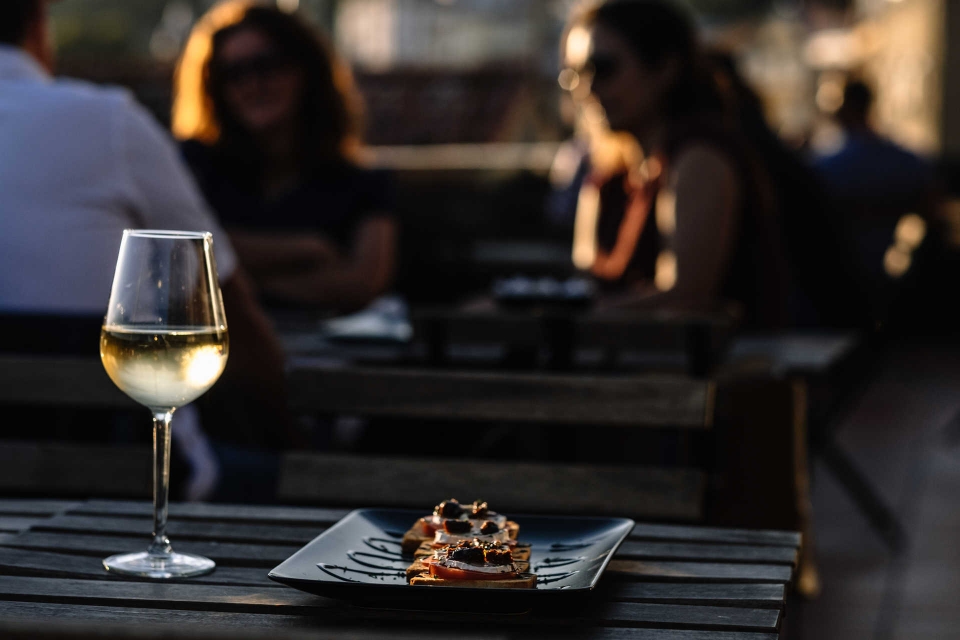 Mirajazz, wine bar com vista sobre o rio Douro, na Escadas do Caminho Novo.