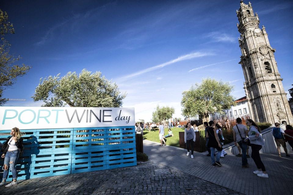 Sunset Party na praça das Oliveiras – Porto