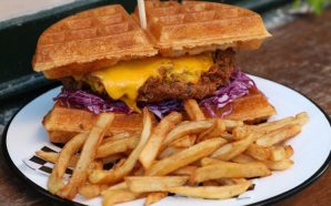 O frango frito com waffle salgado já chegou a Lisboa