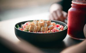 8 restaurantes com saladas que pode levar para a praia