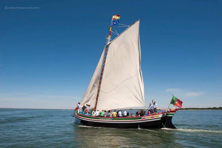 Alcochete: passeio de barco com espumante ao pôr do sol